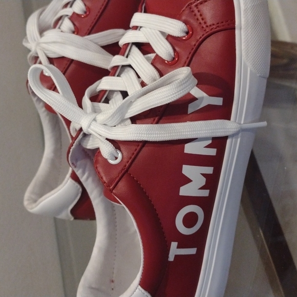 🛑SOLD🛑 Red and White Tommy Hilfiger Sneakers - Picture 5 of 10